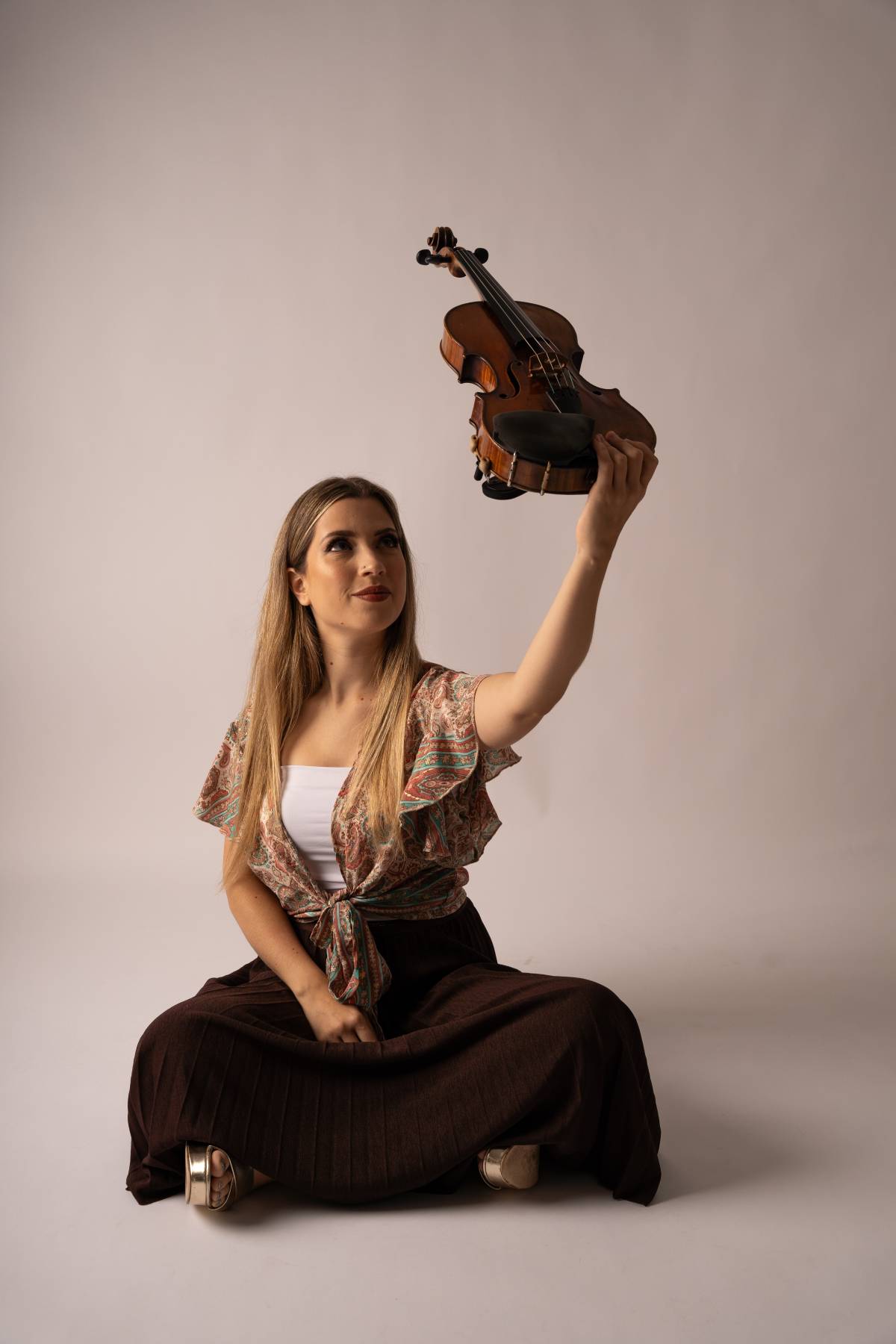 Gabriela Peixoto - Barcelos - Solo Musician Entertainment