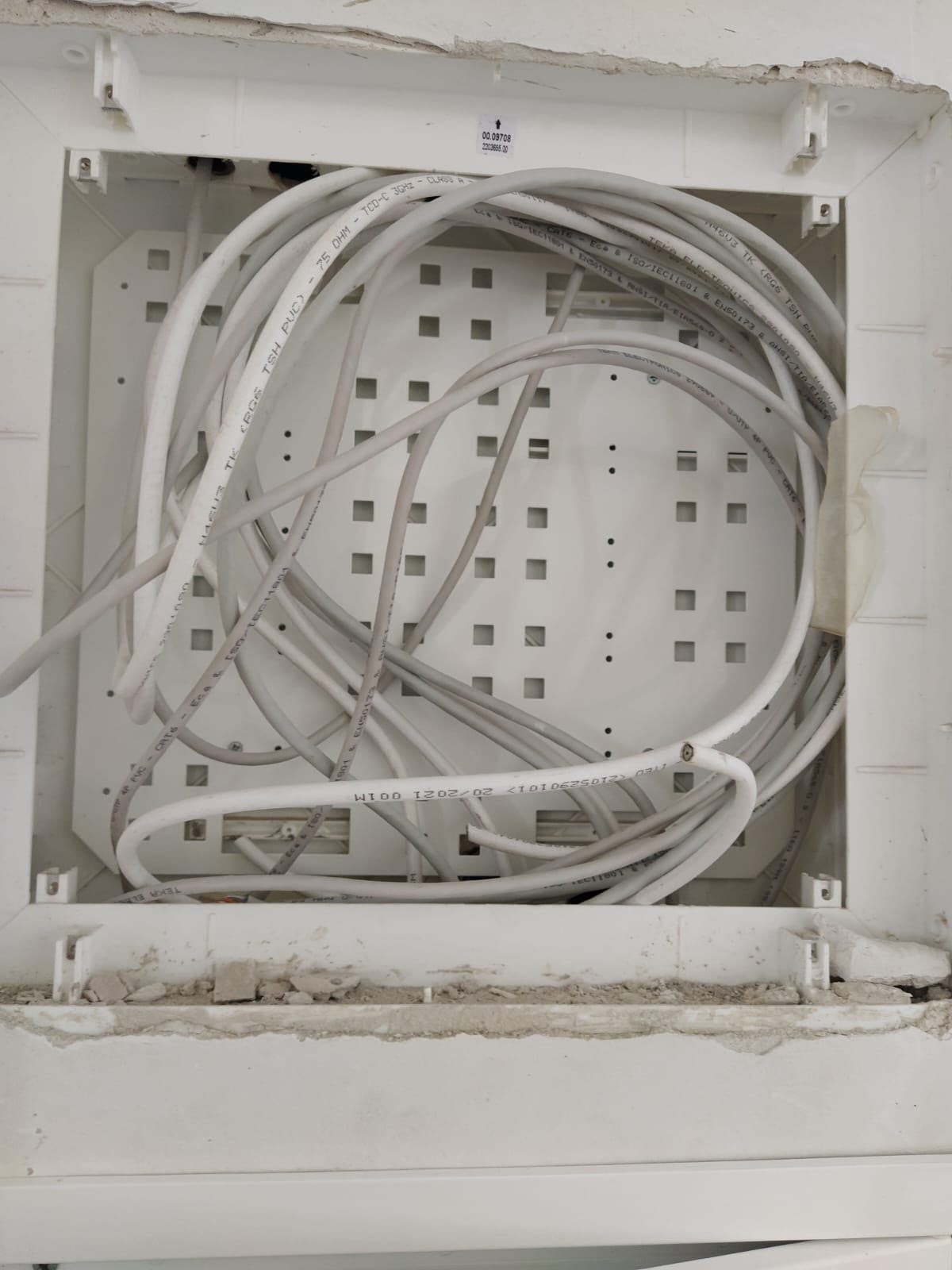 Dima Serviços Elétricos - Vila Nova de Famalicão - Arranjo de Disjuntor ou Caixa de Fusíveis