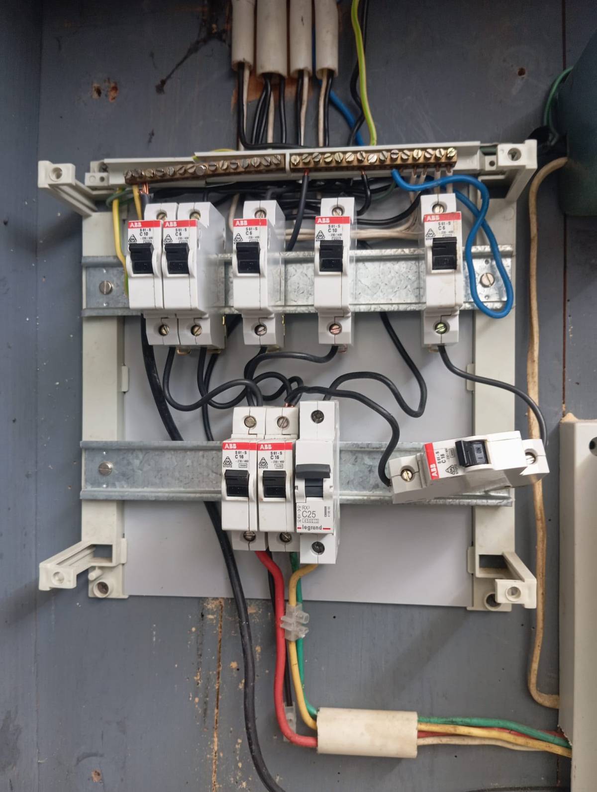 Dima Serviços Elétricos - Vila Nova de Famalicão - Reparação de Interruptores e Tomadas