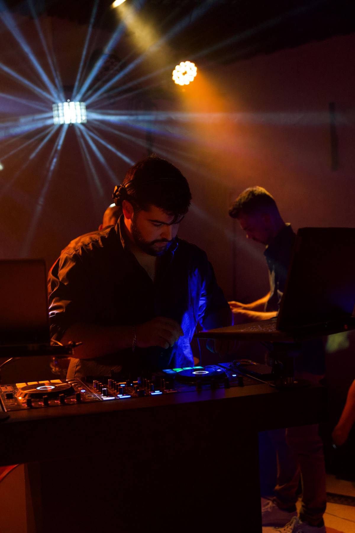 DJ Carlos - Almeirim - Aluguer de Equipamento de Iluminação para Eventos