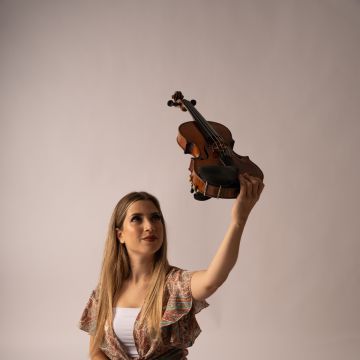 Gabriela Peixoto - Barcelos - Solo Musician Entertainment