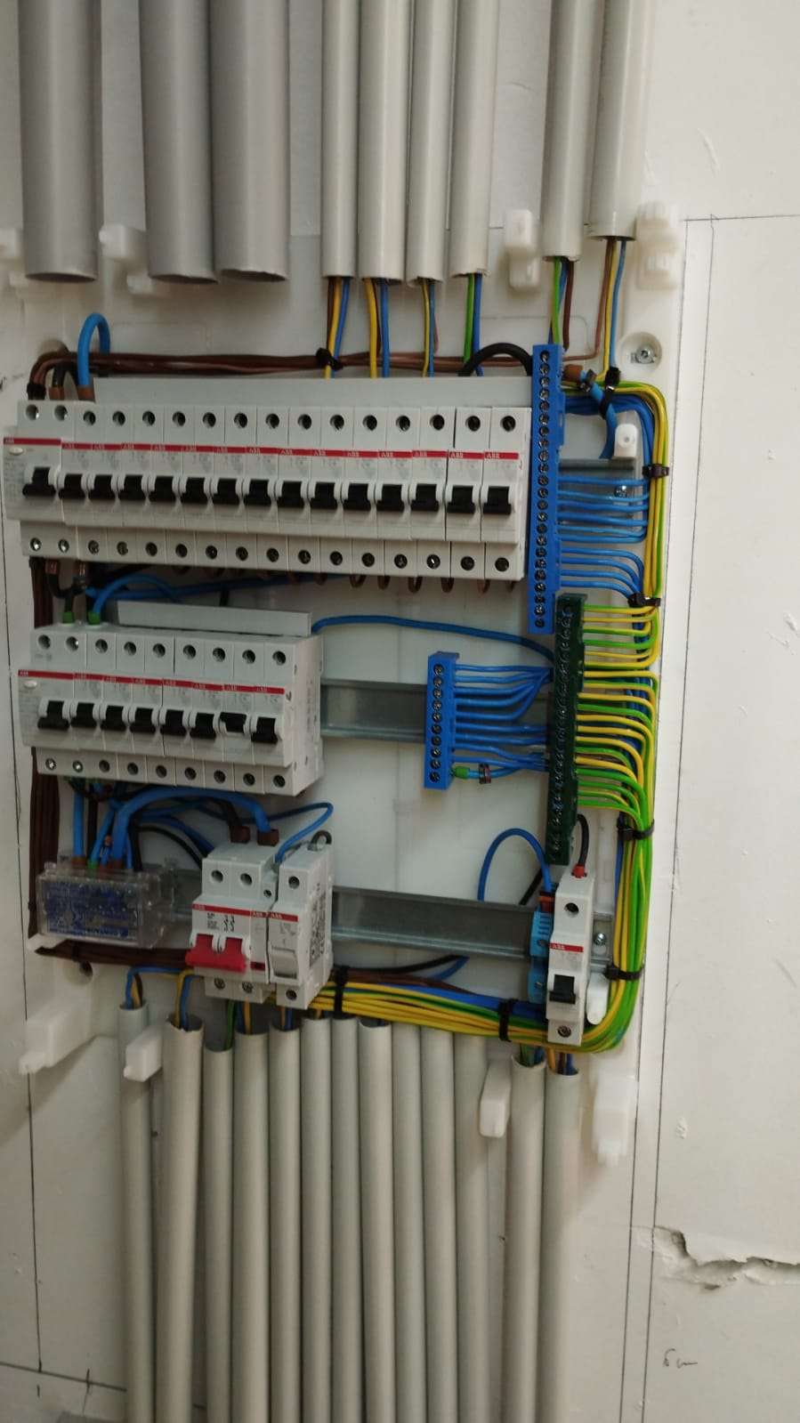 Leandro Abreu p - Amadora - Switch and Outlet Installation