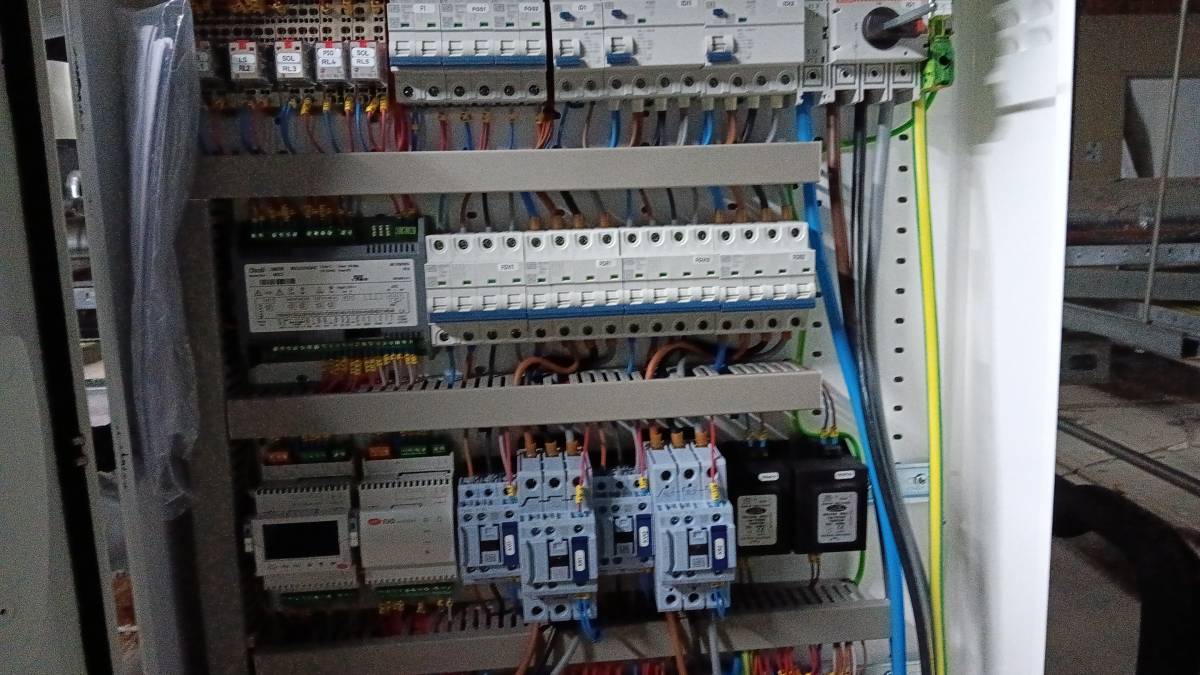 Geremias Eletricista - Moita - Reparação de Interruptores e Tomadas