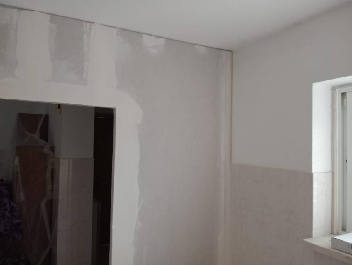 ICLR CONSTRUCOES E REMODELAÇÕES - Setúbal - Trockenbau reparieren und Oberflächenstruktur geben
