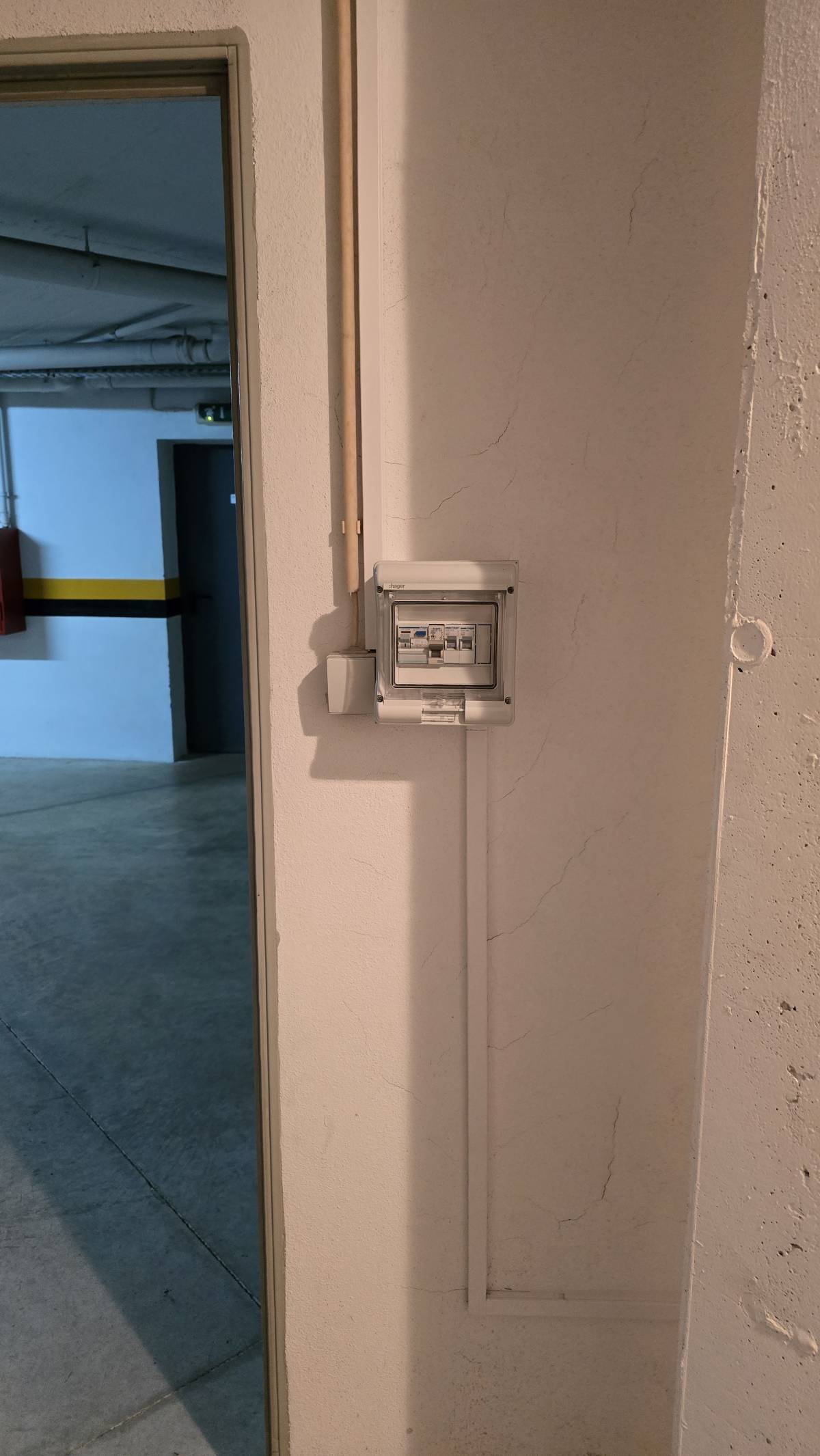 Électricien (installation de prises)