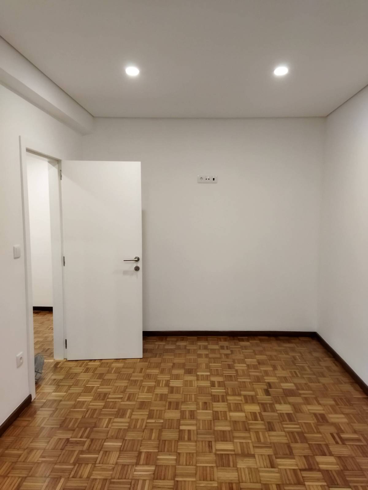 Tiago - Braga - Vinyl or Linoleum Repair or Partial Replacement