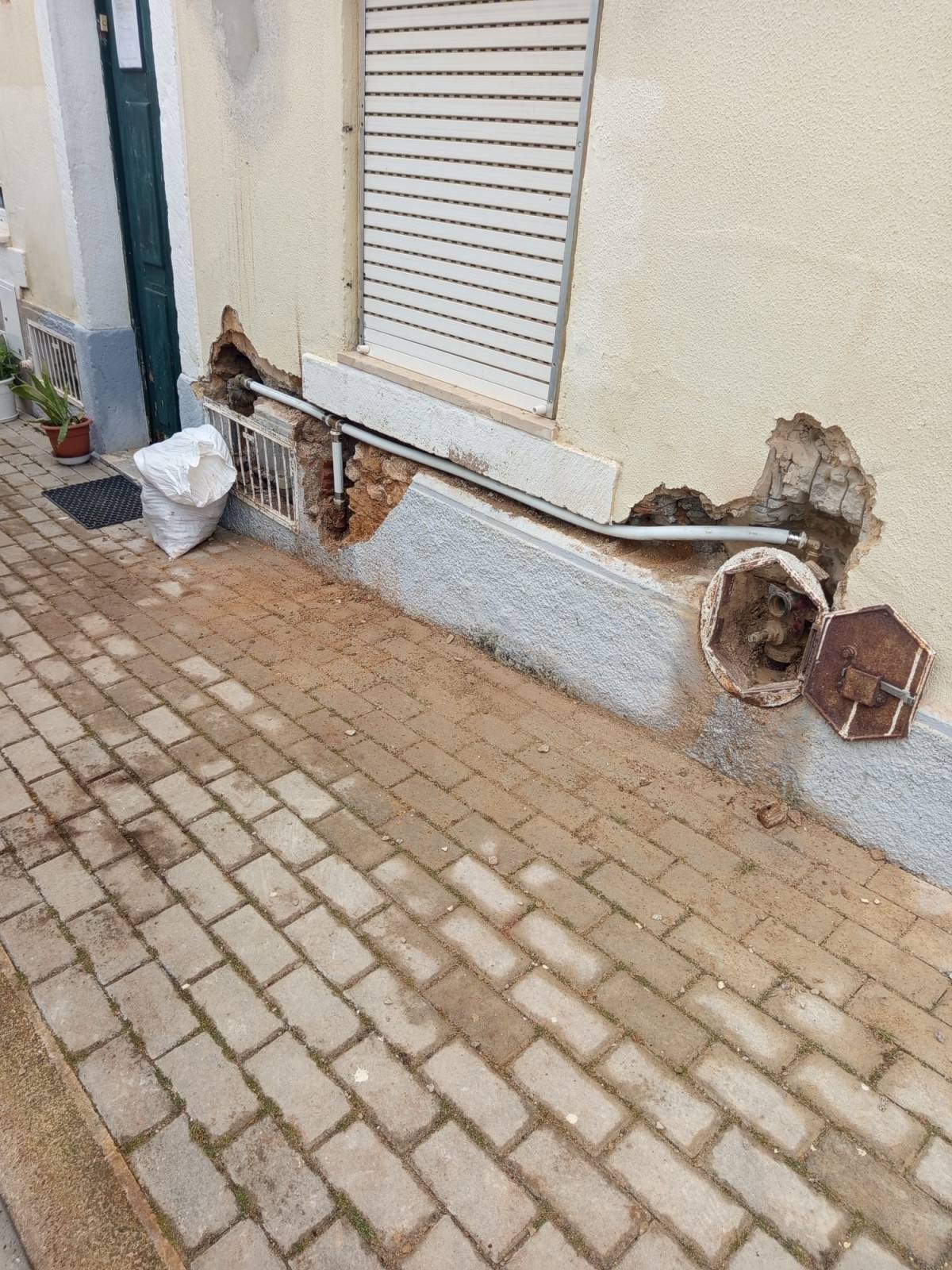 Pedro Carvalho - Sintra - Dog Fence Installation