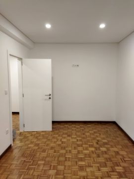 Tiago - Braga - Vinyl or Linoleum Repair or Partial Replacement
