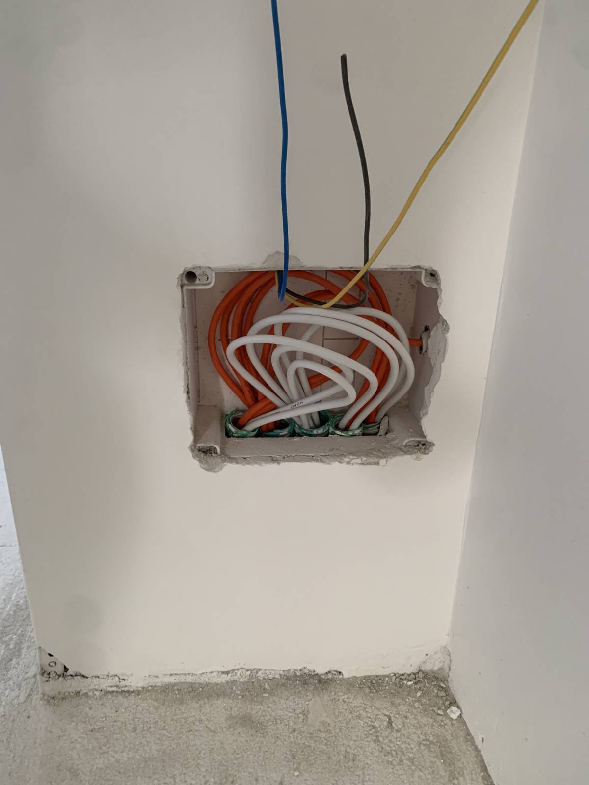 Lucas - Paredes - Fan Installation