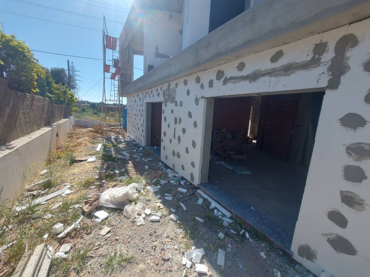 Criacoes eternas unipessoal lda - Almada - Entrepreneurs / maçons