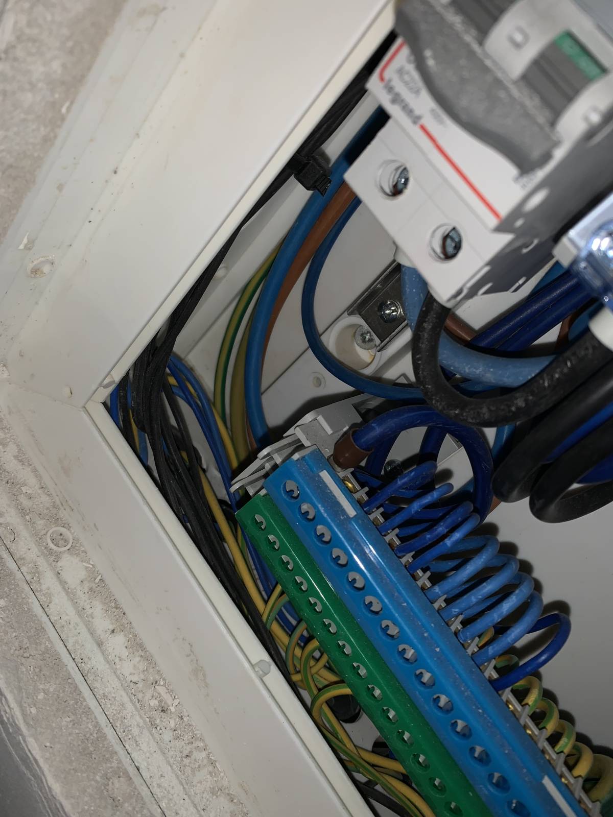Lucas - Paredes - Wiring