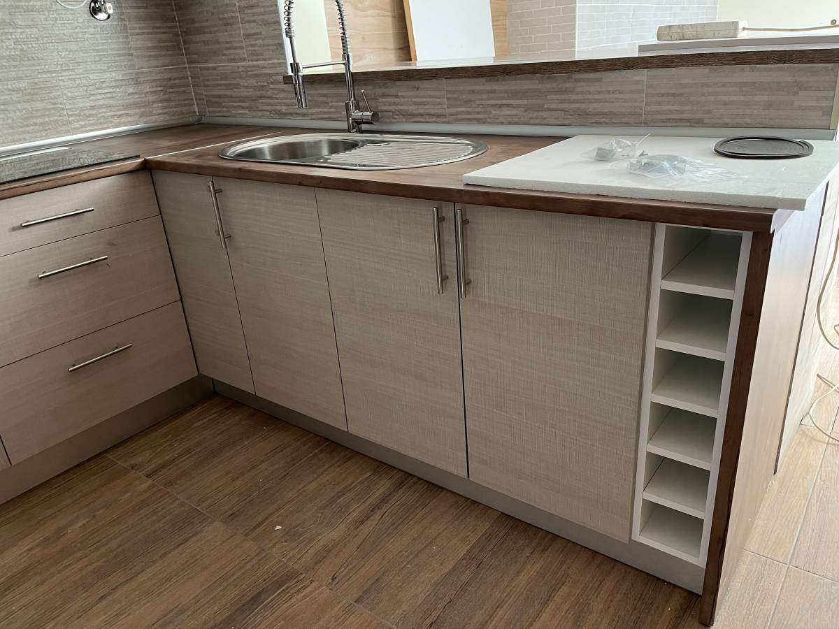 Iryna - Alcanena - Schrank reparieren