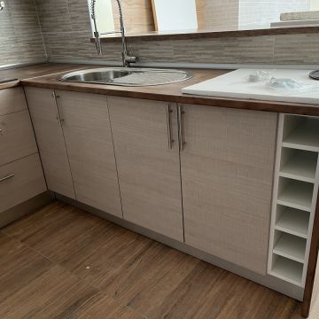 Iryna - Alcanena - Schrank reparieren