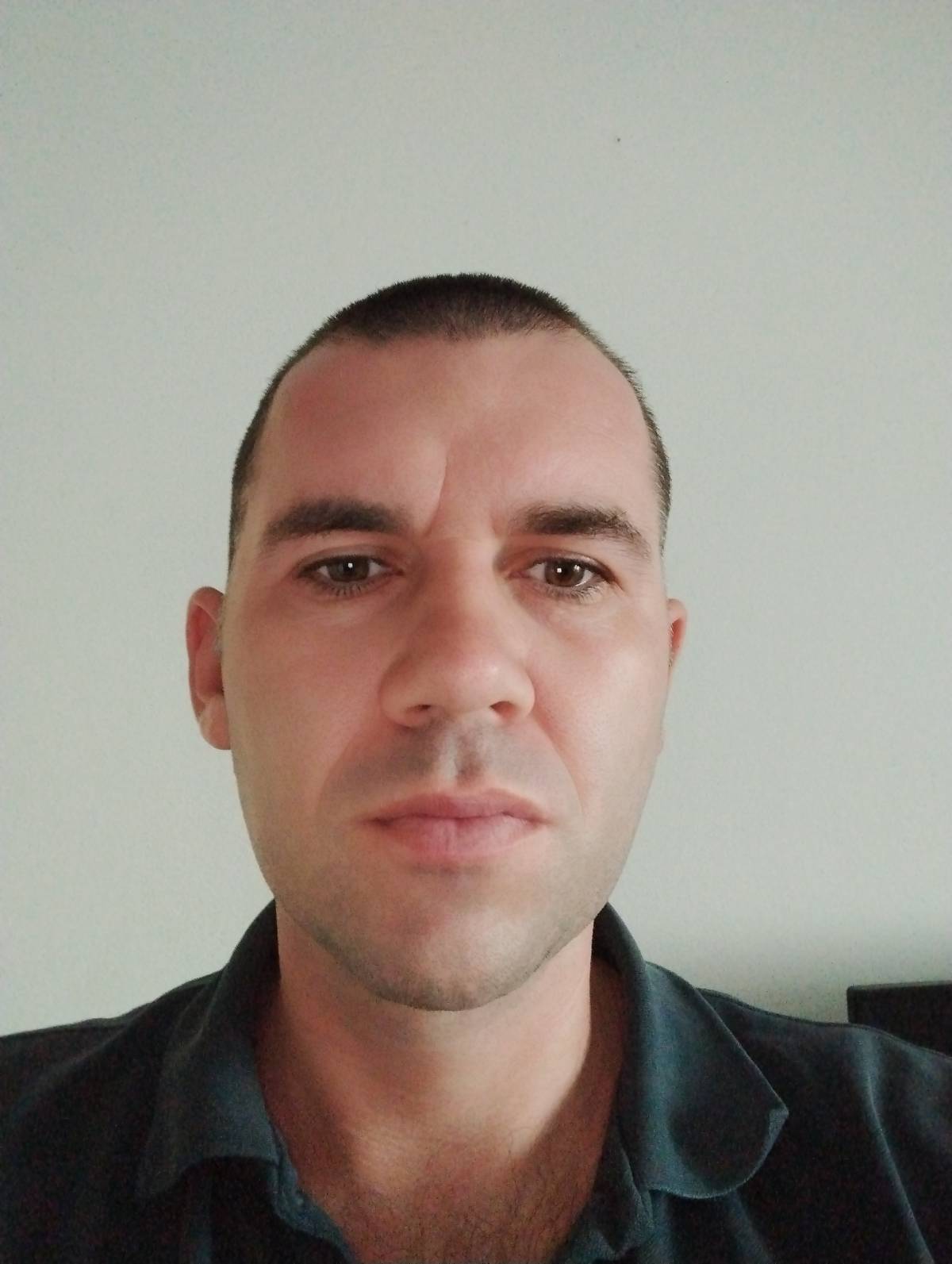 Andrii Shmelov - Portimão - Instalação de Pavimento em Pedra ou Ladrilho