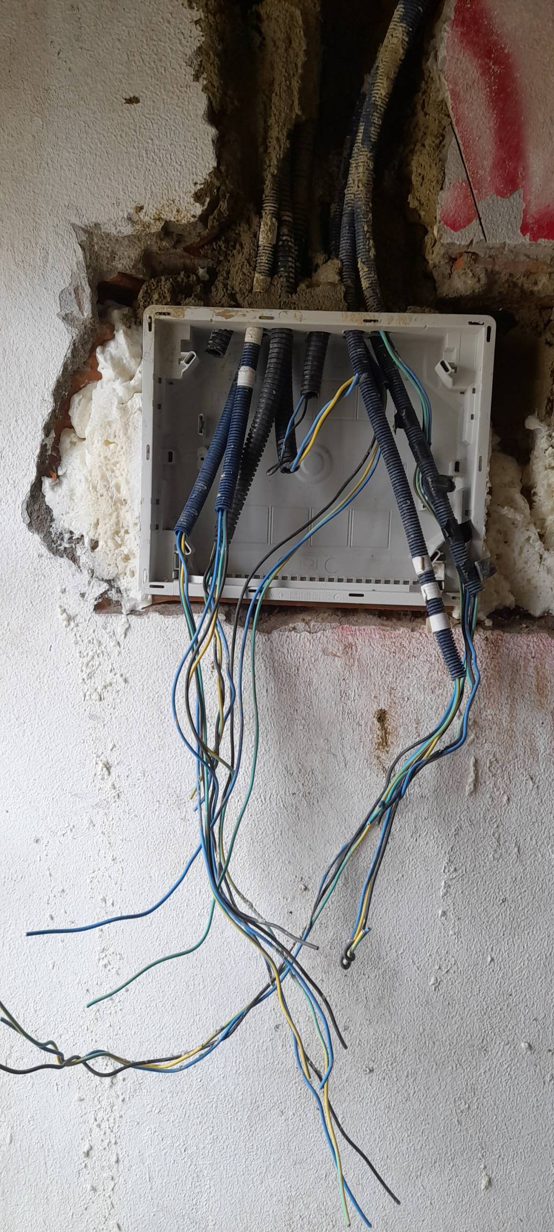 Oliveira Dias instalaçoes elétricas residenciais - Sobral de Monte Agraço - Problemas Elétricos e de Cabos
