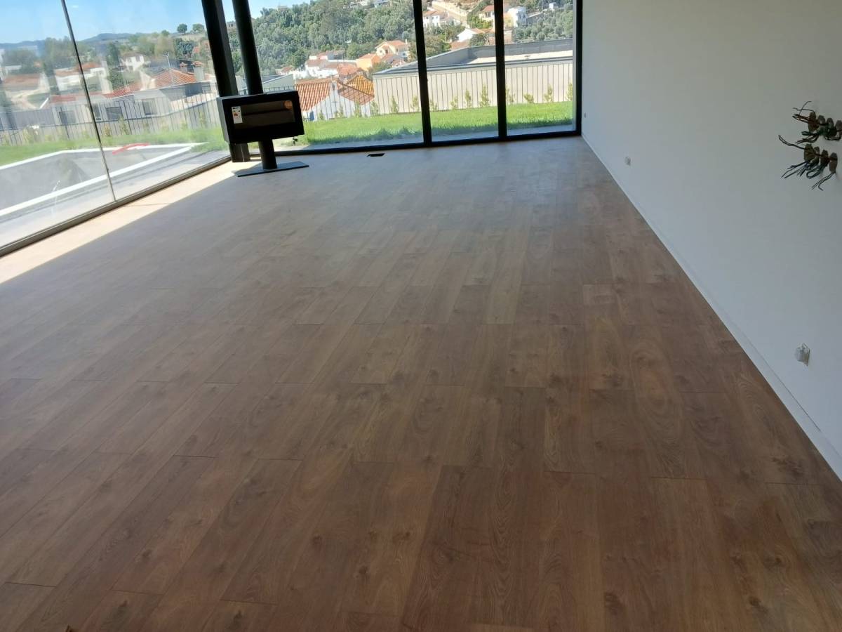 Construção e Remodelação MOJ - Cascais - Stone or Tile Flooring Installation