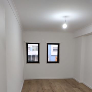 Igor Kurylenko - Sintra - Remodel a Room