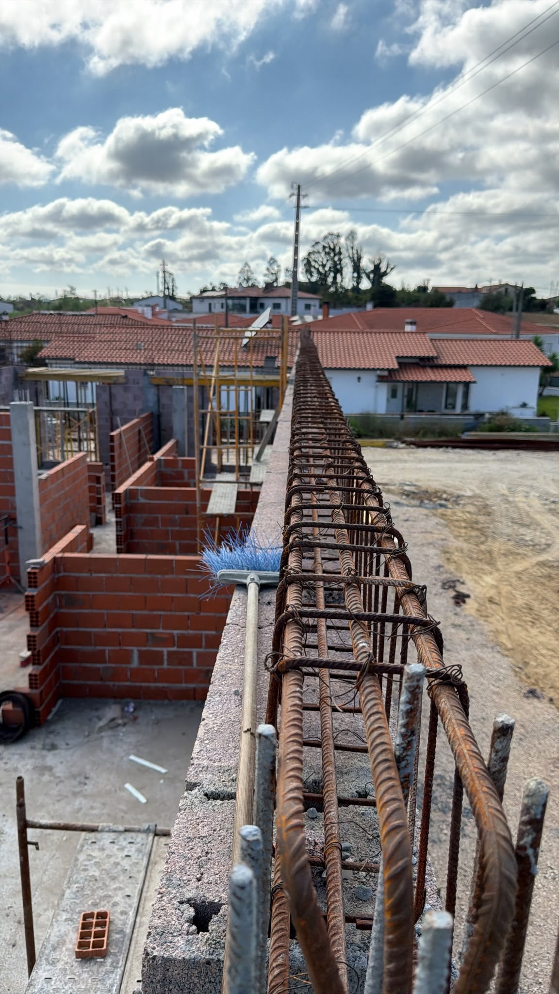 Edificar Steel - Leiria - Trockenbau und Aufhängen von Trockenbauwänden