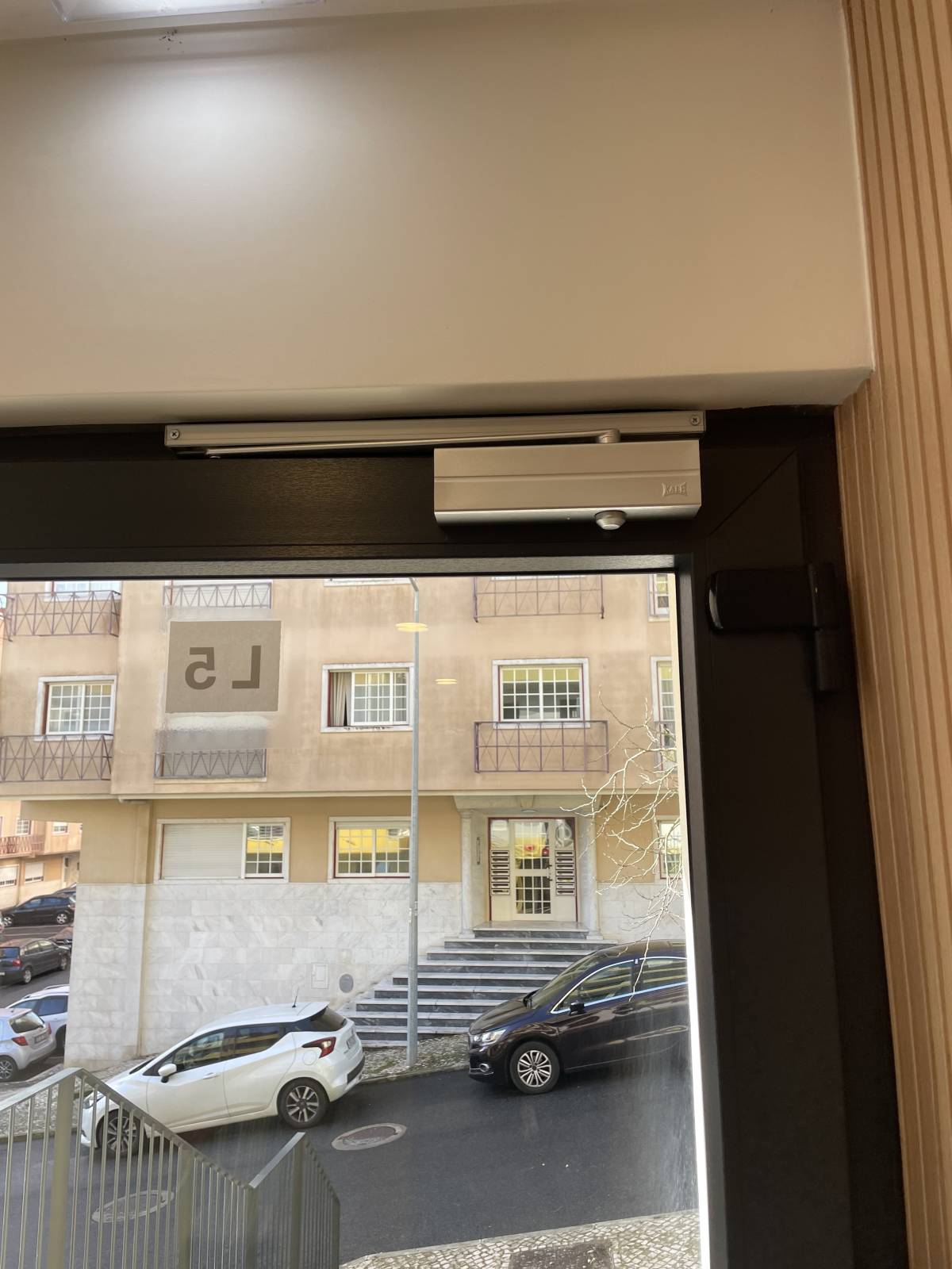 João Martins - Serviço de Instalação, Reparação de Estores e Caixilharia em Lisboa, Almada e arredores. - Odivelas - Garage Door Repair
