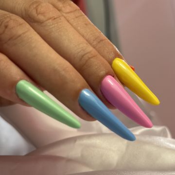 Larissa Bueno - Paços de Ferreira - Friseure und Barbiere
