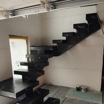 Léo - Lousada - Bilder aufhängen und Kunstinstallationen anbringen