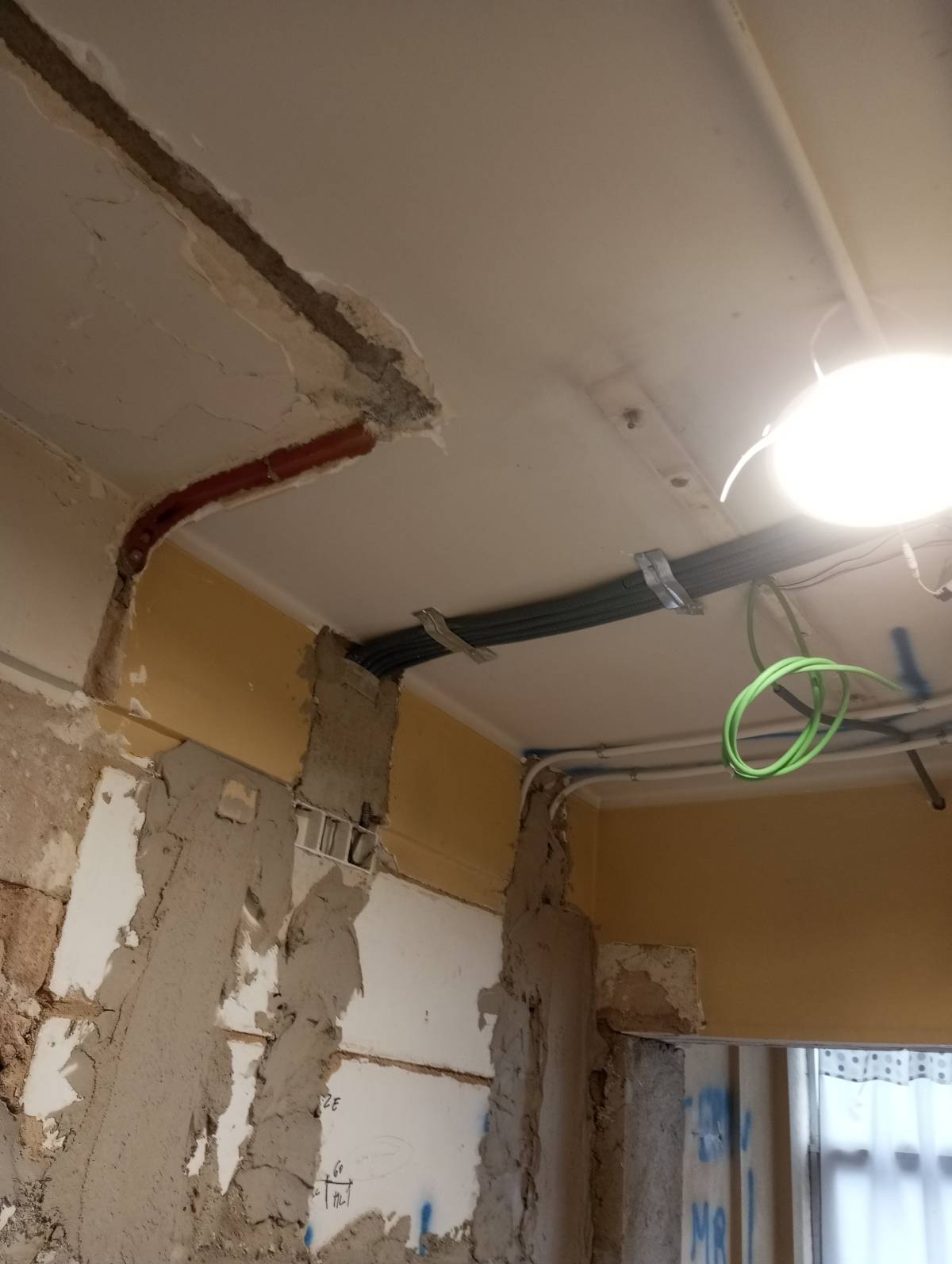 Michael - Lisboa - Suspensão de Quadros e Instalação de Arte