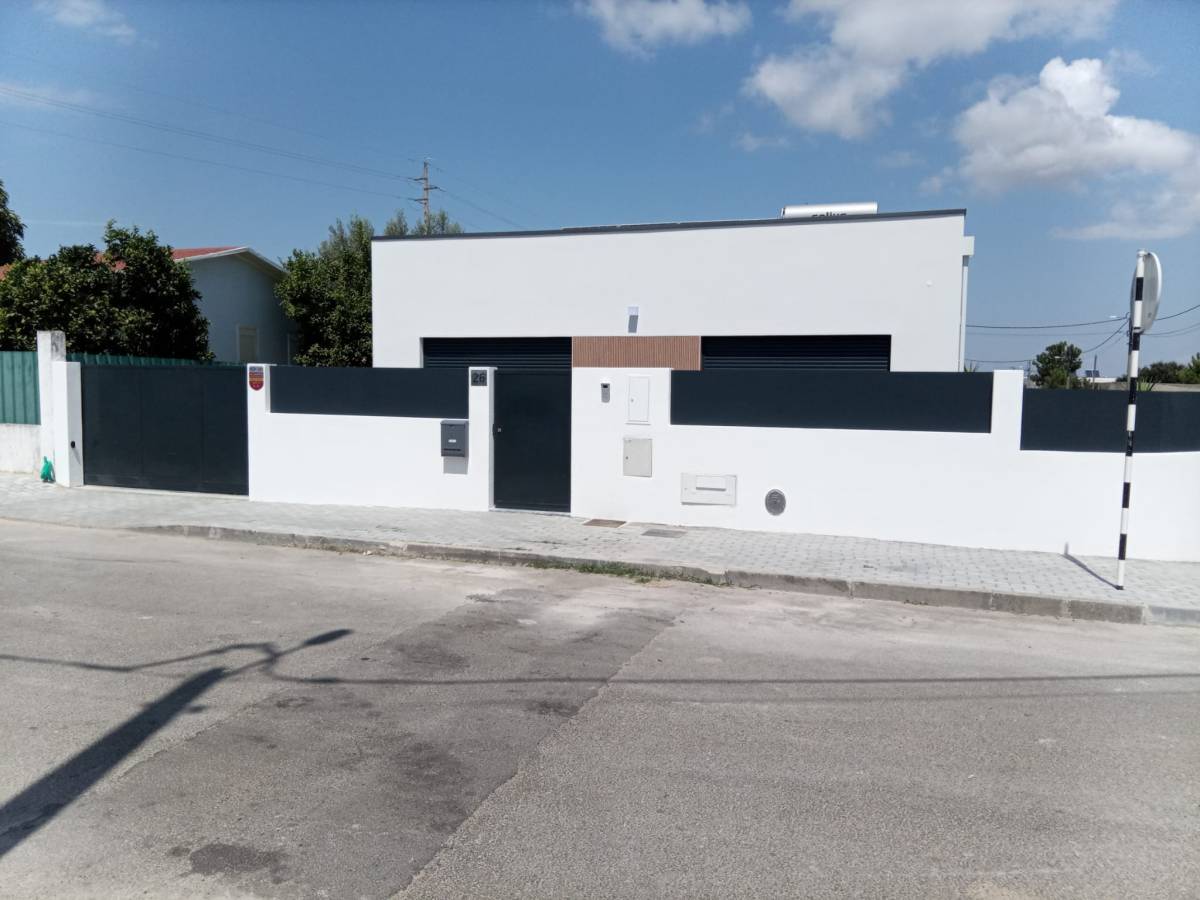 FerriCriativo - Setúbal - Einbau oder Austausch der Garagentür