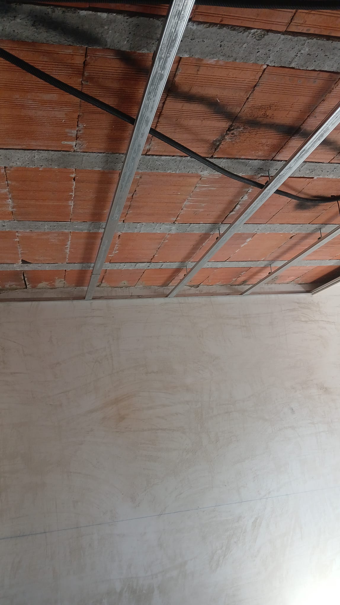 Gil - Montijo - Trockenbau reparieren und Oberflächenstruktur geben