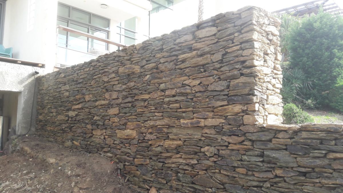 MINA DOS SANTOS UNIPESSOAL LTDA - Vila Nova de Gaia - Stone or Tile Flooring Installation