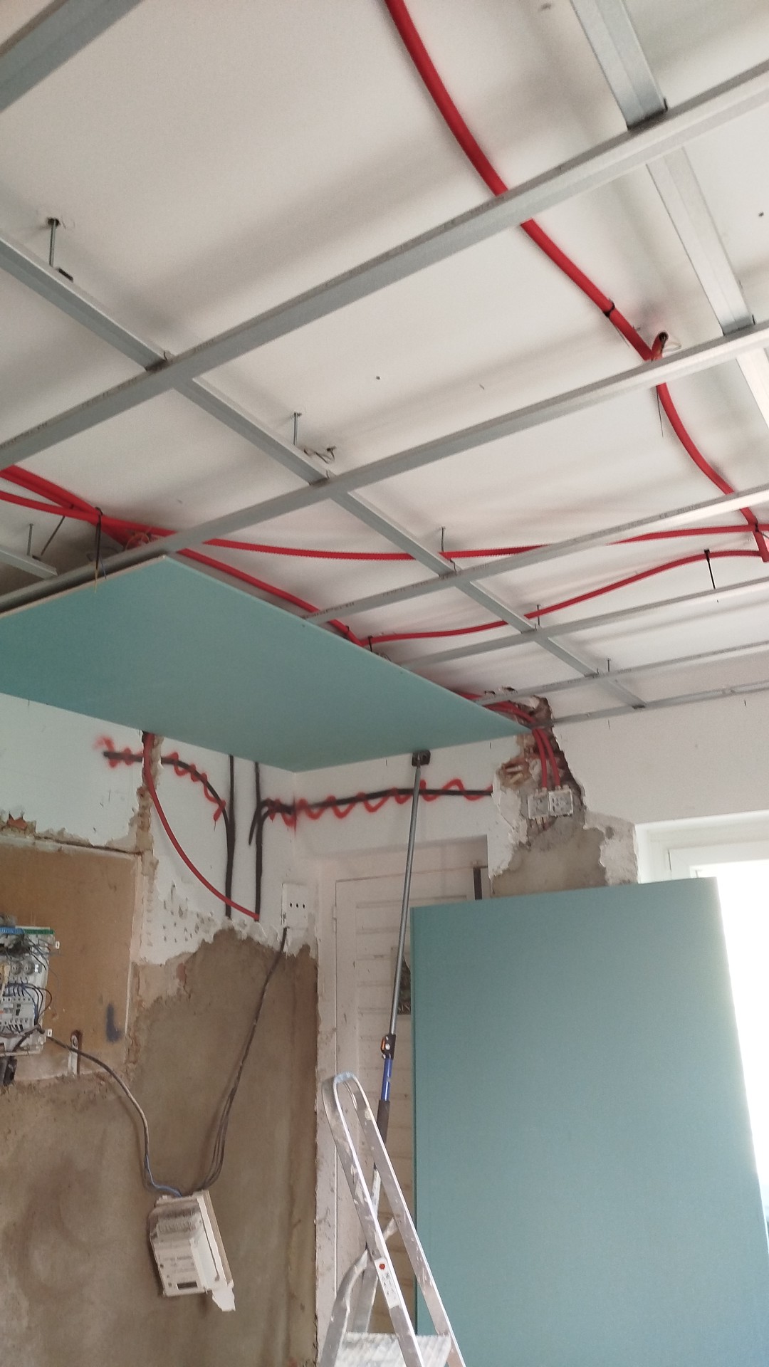 ID construções e remodelações Ltda - Seixal - Dachfenster montieren