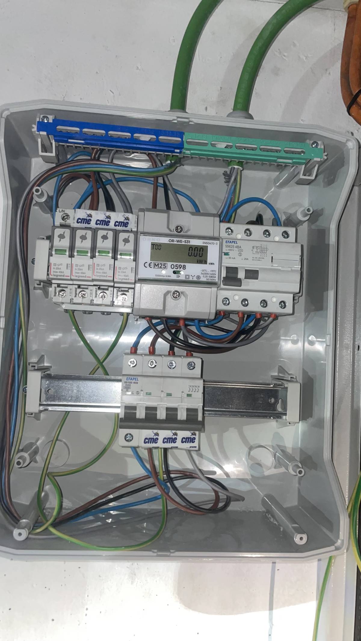 José Pereira | Serviços Elétricos - Lisboa - Installation des Sicherungs- oder Verteilerkastens