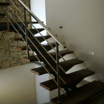 André Faria Serralharia - Vila Nova de Famalicão - Instalación de la puertas para mascotas