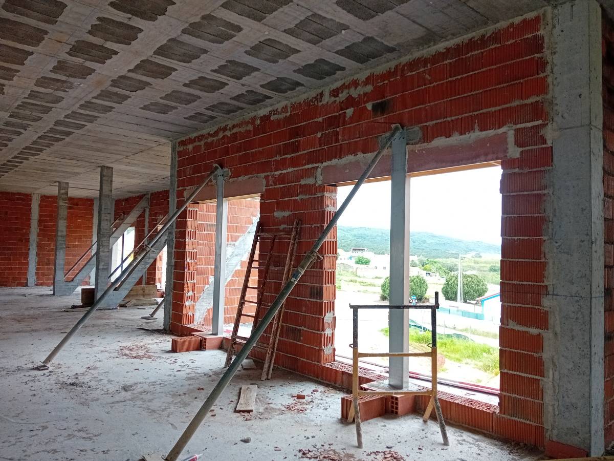 Hugo Silva - Nazaré - Servicios de construcción
