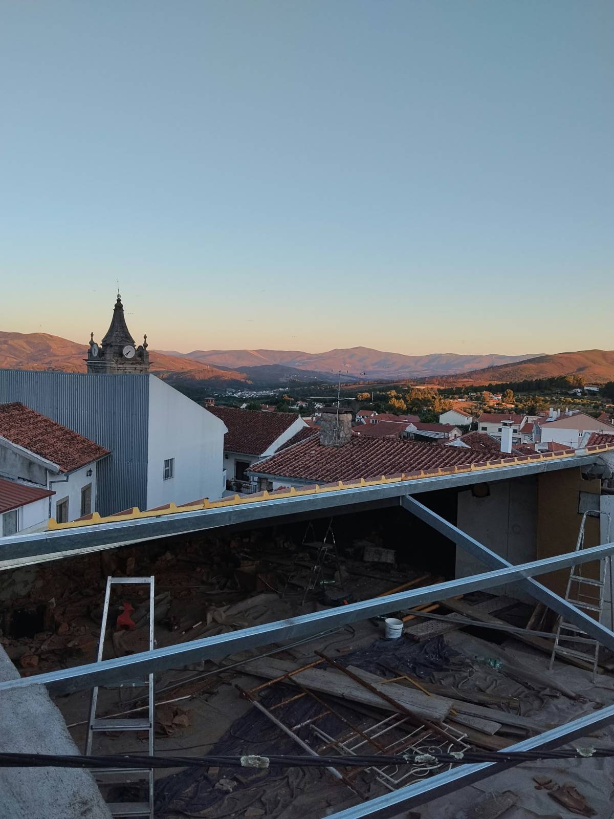 J.B construções - Covilhã - Reparación o mantenimiento de tejados