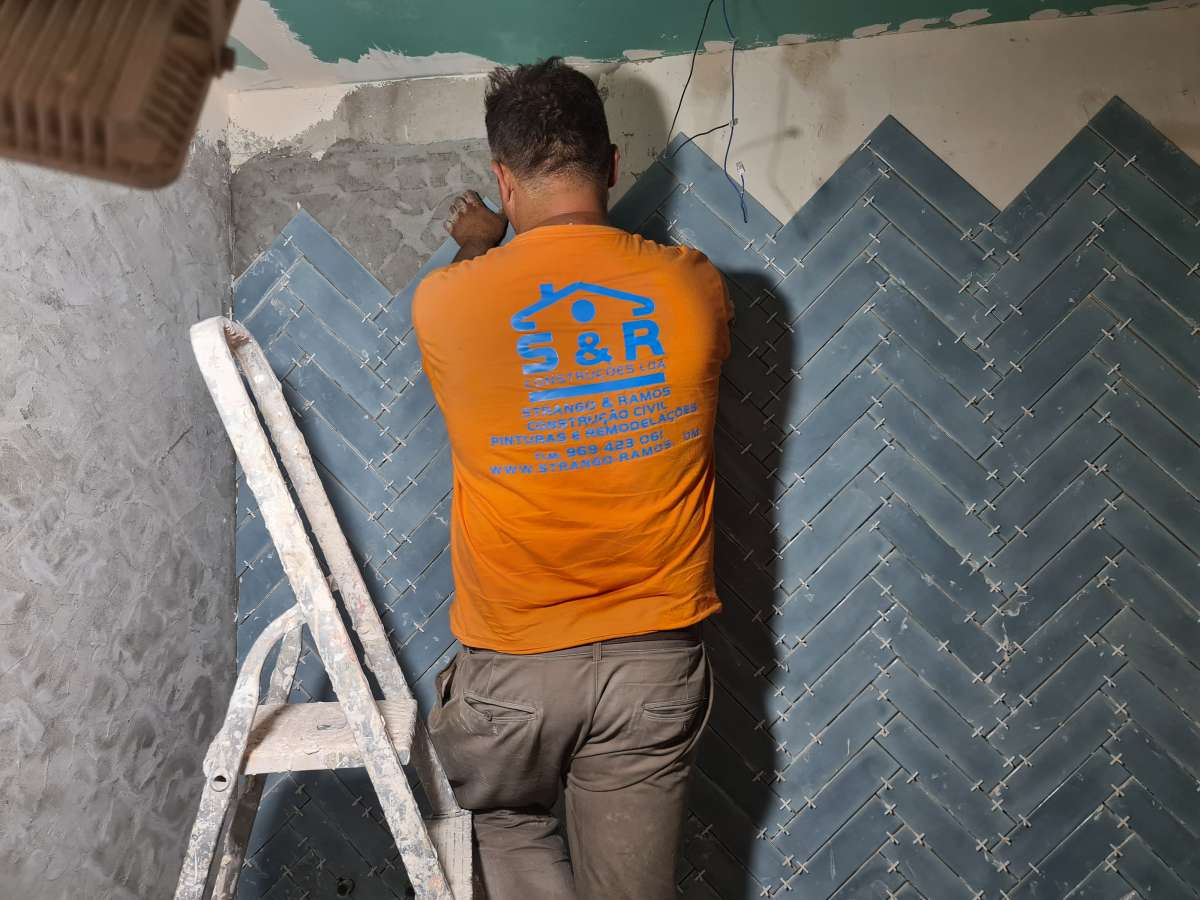Strango & Ramos Construções - Loures - Innenwand einbauen