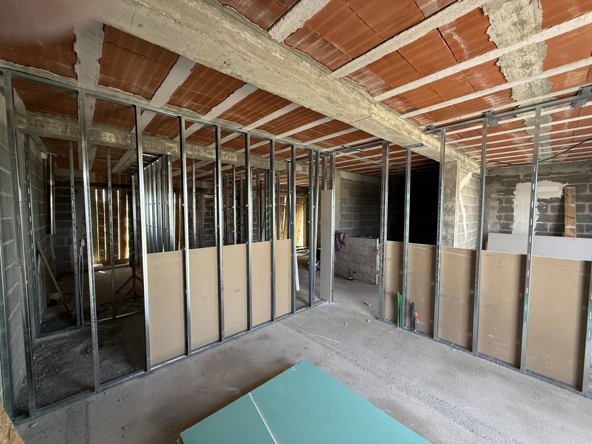 Vailante Obras - Évora - Trockenbau reparieren und Oberflächenstruktur geben