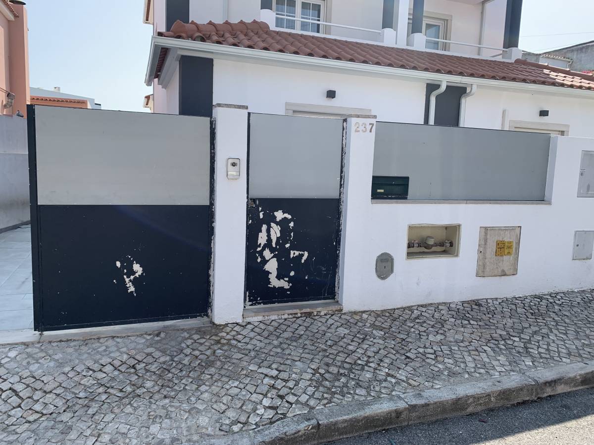 Levi Araújo - Rio Maior - Roof Installation or Replacement