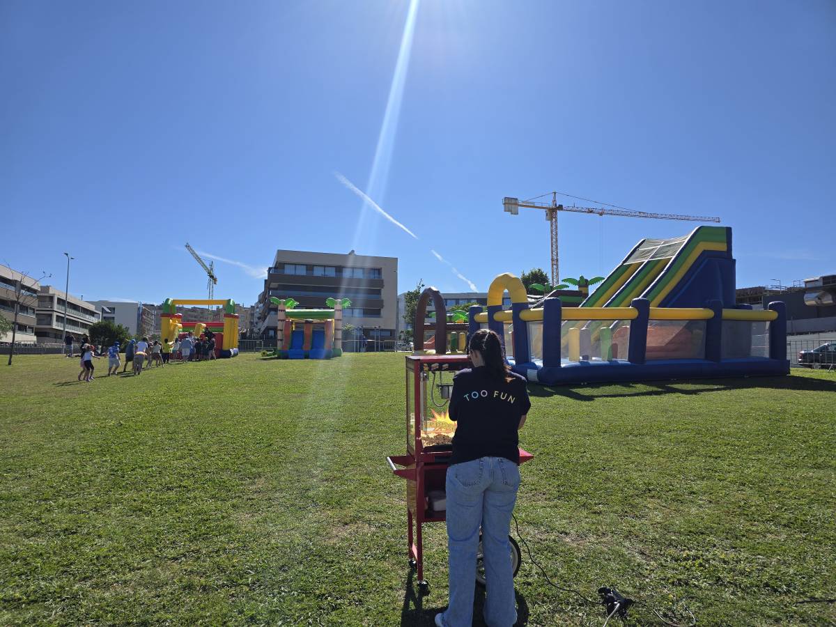 Castelos em Festa -  Aluguer de equipamentos insufláveis e recreativos - Vila Nova de Gaia - Mudança de Mesa de Bilhar