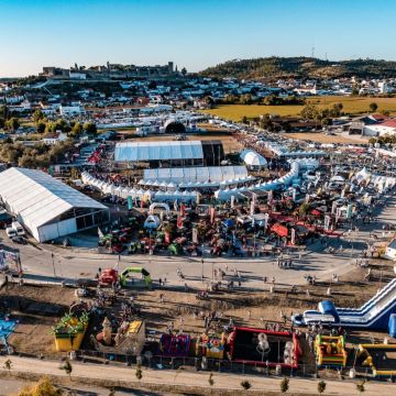 Castelos em Festa -  Aluguer de equipamentos insufláveis e recreativos - Vila Nova de Gaia - Tours e Provas de Vinhos