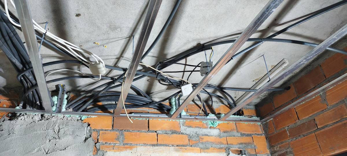 Vítor Duarte - Vila Nova de Gaia - Switch and Outlet Repair