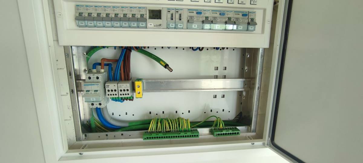 DomKWatt, serviços de eletricidade - Sintra - Solar Panel Installation