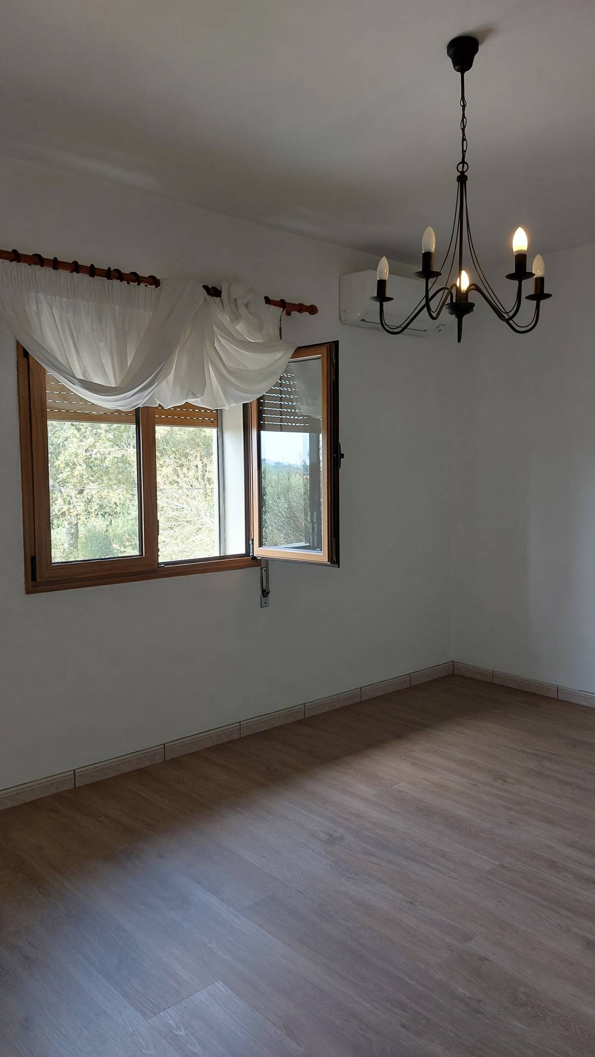 Laminate and Vinyl Flooring Specialist
