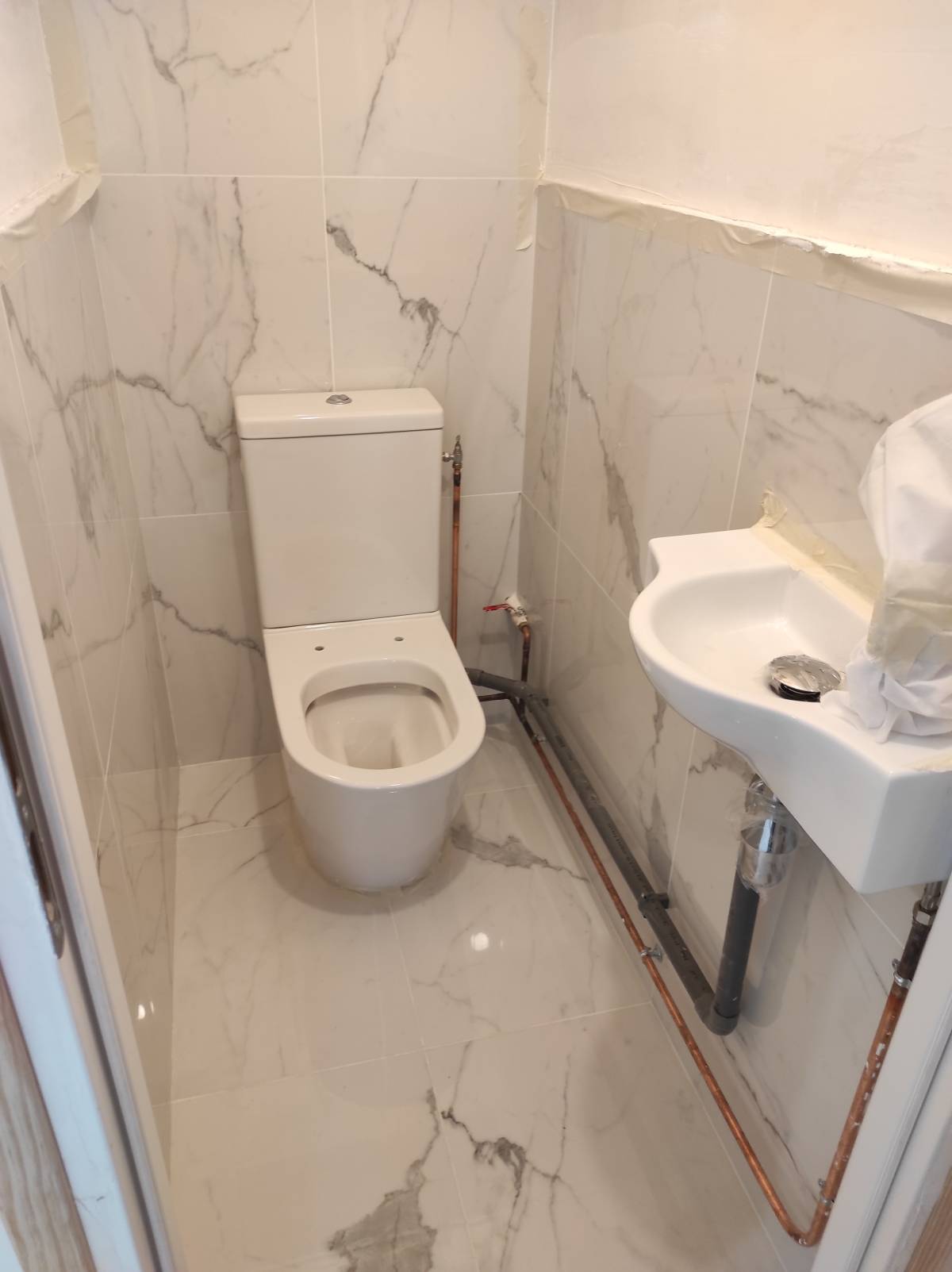 Khawar Shahzad - Amadora - Toilet Repair
