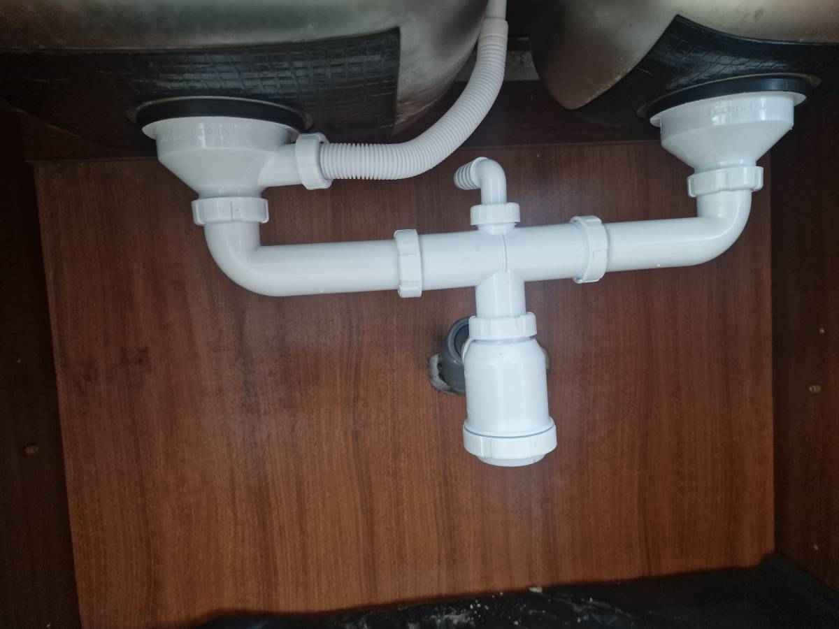 Fontanero para mantenimiento o reparación de bombas de desagüe
