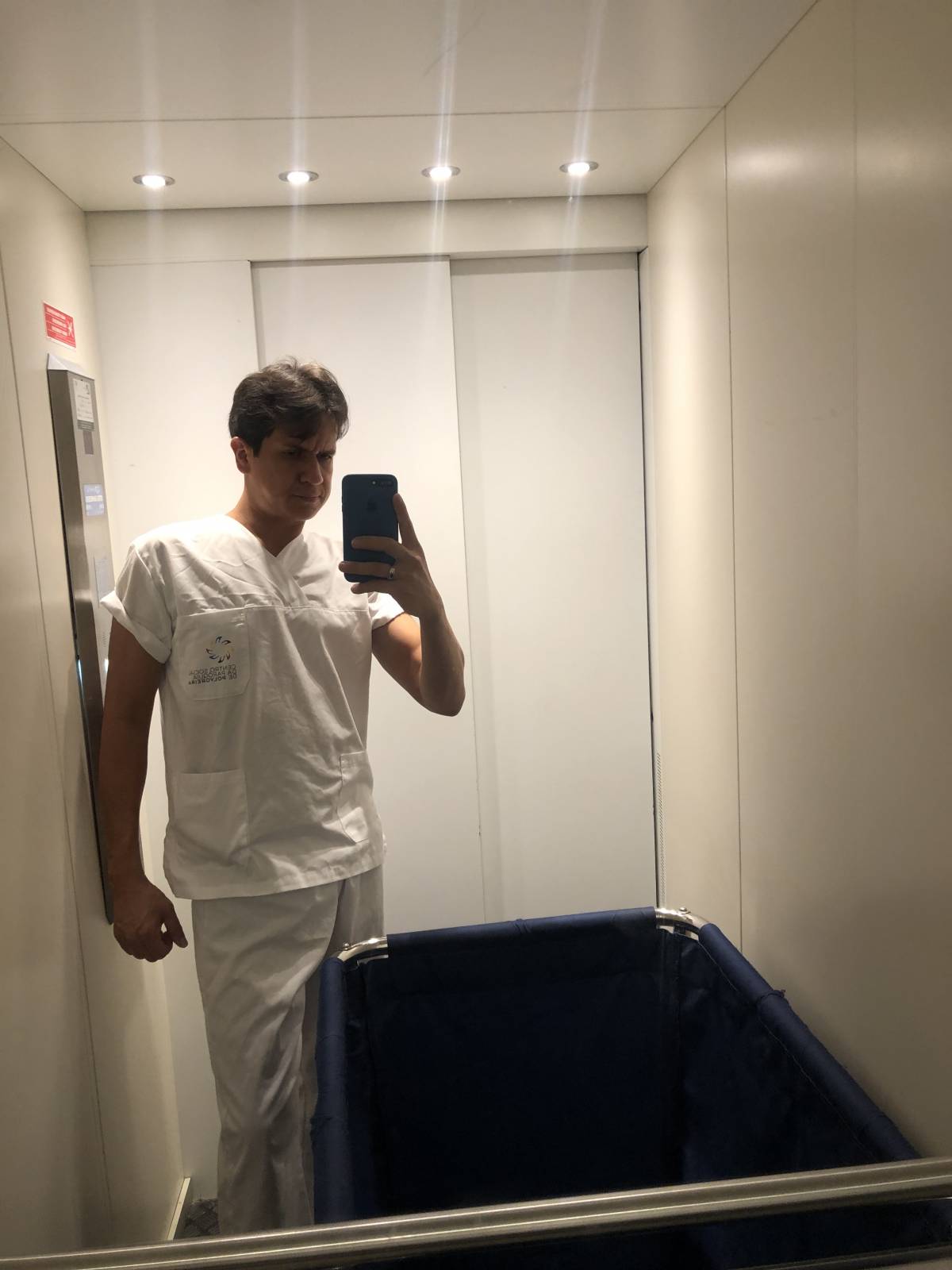 Cuido do seu idoso faço higiene e curativo e levo as consultas se precisar - Guimarães - Drapery Cleaning