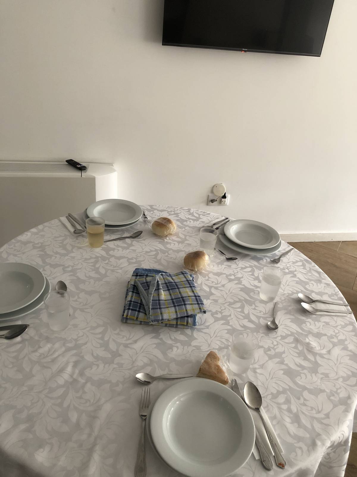 Cuido do seu idoso faço higiene e curativo e levo as consultas se precisar - Guimarães - Property Cleanup