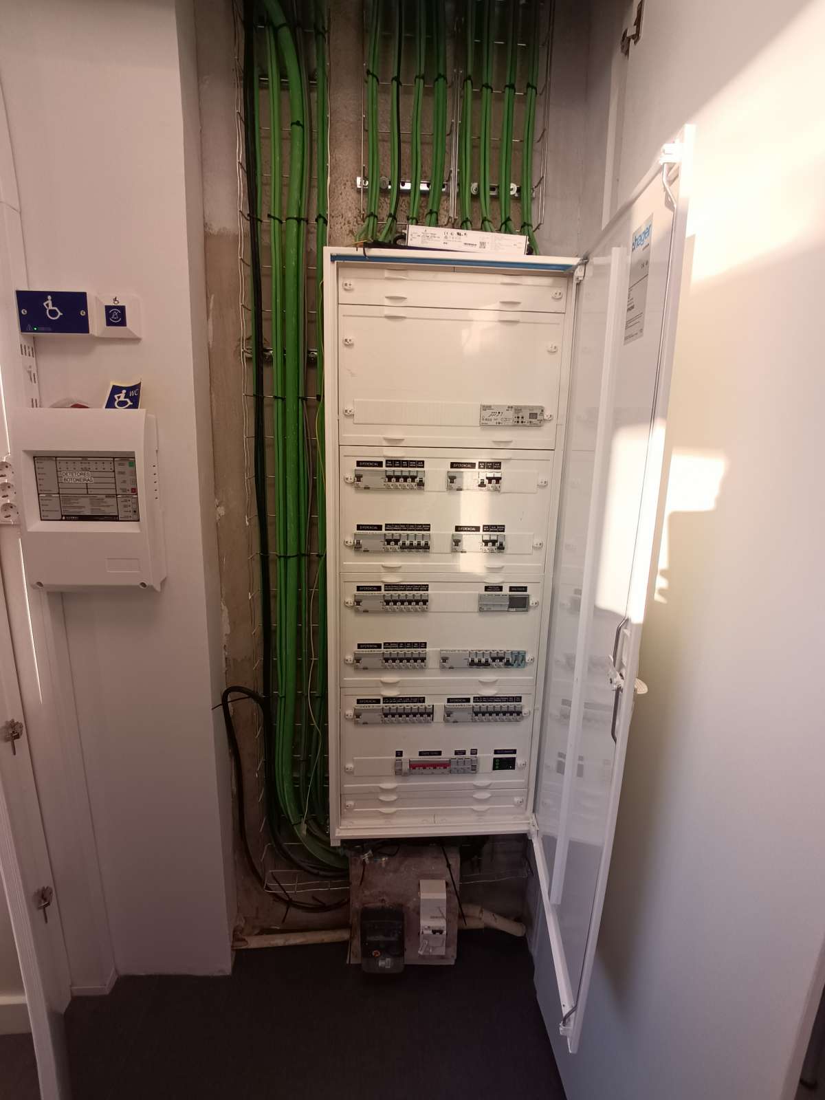 Rúben Romão - Montijo - Circuit Breaker Panel or Fuse Box Installation